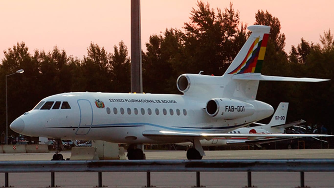 Das Flugzeug des bolivischen Präsidenten Morales bei der Zwischenlandung in Wien