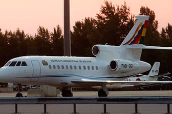 Das Flugzeug des bolivischen Präsidenten Morales bei der Zwischenlandung in Wien