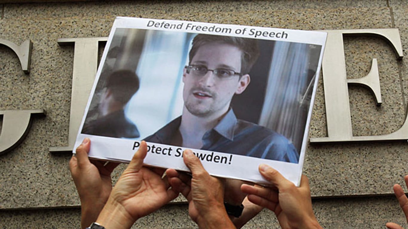 Von vielen gefeiert, steckt Edward Snowden doch in Moskau fest - im Transitbereich eines Flughafens