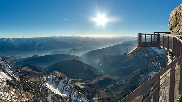 Ein Geländer aus Glas umrahmt die neue "Treppe ins Nichts", die im österreichischen Schladming eröffnet wurde.