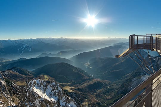 Ein Geländer aus Glas umrahmt die neue "Treppe ins Nichts", die im österreichischen Schladming eröffnet wurde.