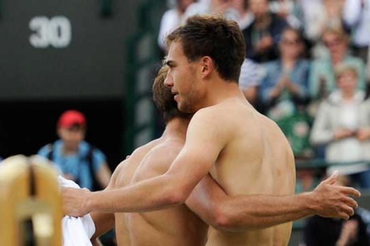 Ungewöhnliches Bild auf dem Heiligen Rasen: Lukasz Kubot und Jerzy Janowicz (re.) haben ihre Shirts getauscht.