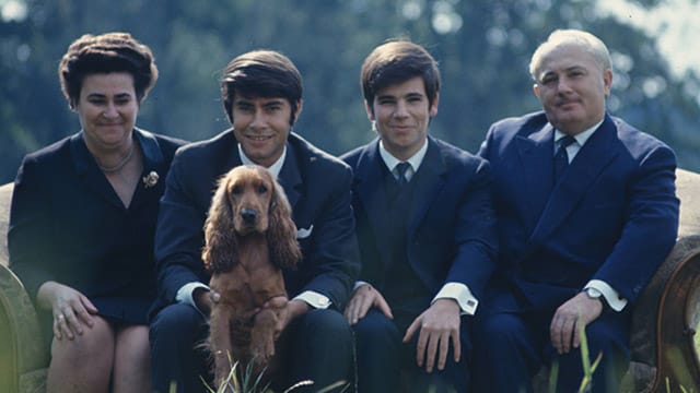 Diese Aufnahme aus dem Jahr 1968 zeigt Elisabeth Höllerich mit ihren Söhnen Roy Black (damals 25) und Walter samt Vater Georg (von links).