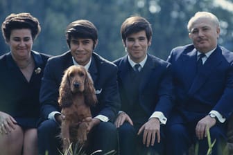 Diese Aufnahme aus dem Jahr 1968 zeigt Elisabeth Höllerich mit ihren Söhnen Roy Black (damals 25) und Walter samt Vater Georg (von links).