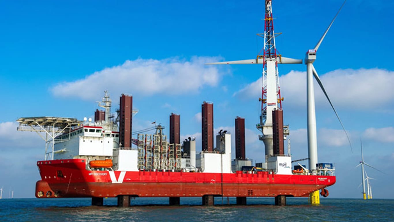 Montage-Schiff montiert ein Windrad: Vor der Küste Großbritanniens wurde der weltgrößte Offshore-Windpark eingeweiht