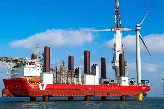 Montage-Schiff montiert ein Windrad: Vor der Küste Großbritanniens wurde der weltgrößte Offshore-Windpark eingeweiht