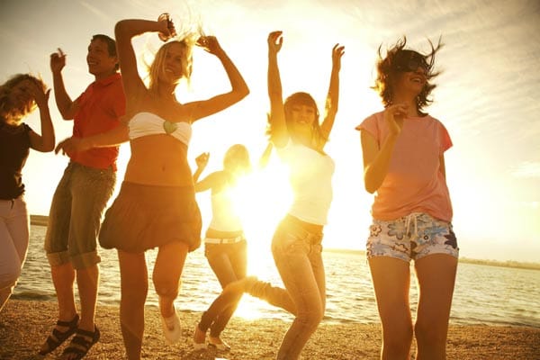Beachclubs sind in den deutschen Metropolen schon seit vielen Jahren angesagt. Auch dort kann man herrlich Cocktails schlürfen, beobachten, tanzen, Blickkontakt aufnehmen und mehr...