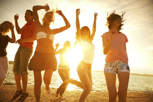 Beachclubs sind in den deutschen Metropolen schon seit vielen Jahren angesagt. Auch dort kann man herrlich Cocktails schlürfen, beobachten, tanzen, Blickkontakt aufnehmen und mehr... Beachclubs sind in den deutschen Metropolen schon seit vielen Jahren angesagt. Auch dort kann man herrlich Cocktails schlürfen, beobachten, tanzen, Blickkontakt aufnehmen und mehr...