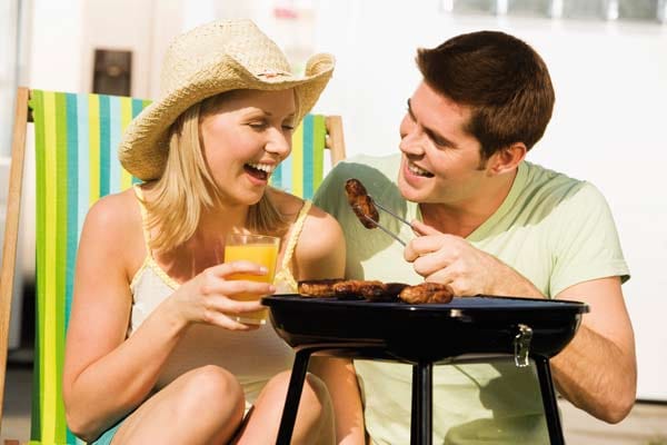 Auf einer Grillparty bei Freunden flirtet es sich besonders locker. Auf einer Grillparty bei Freunden flirtet es sich besonders locker.