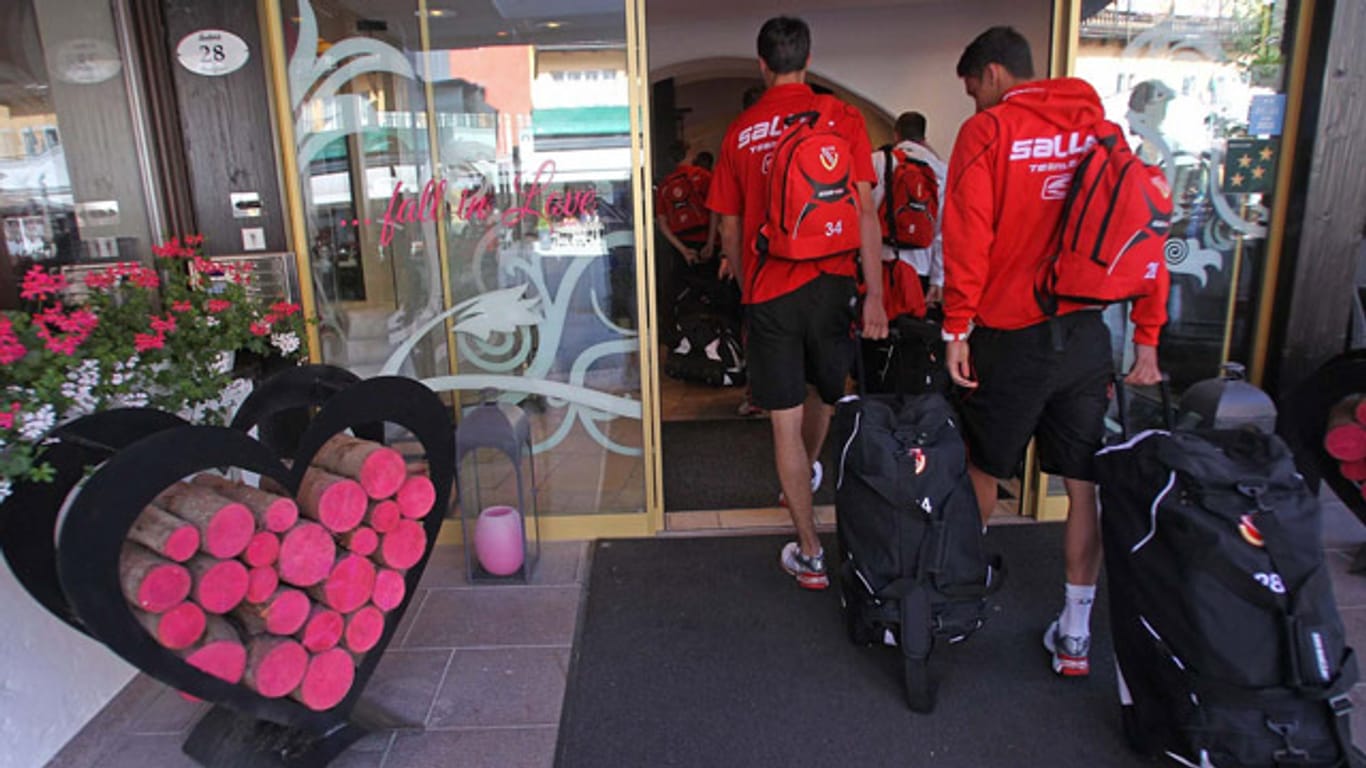 Die Spieler des FC Energie Cottbus beziehen das Mannschaftshotel Alpenhotel in Seefeld, Österreich.