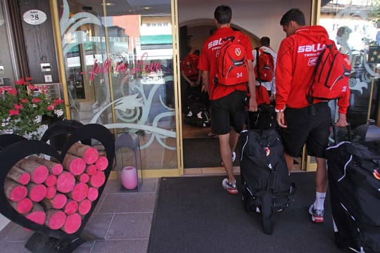 Die Spieler des FC Energie Cottbus beziehen das Mannschaftshotel Alpenhotel in Seefeld, Österreich.