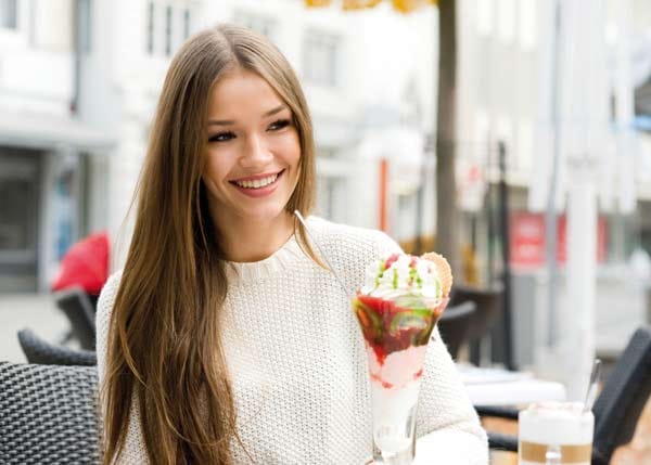 Auch am Nachmittag kann der Flirtwillige im Sommer bereits seine Chancen testen - im Eiscafé gleich um die Ecke.