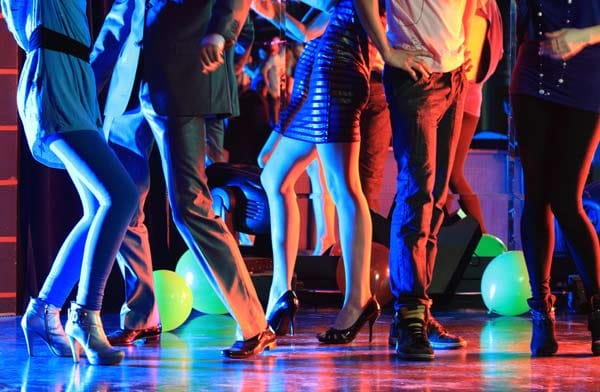 ...und am Abend geht es dann ab in die Open-Air-Disco. Beim Tanzen unter freiem Himmel kommt man sich schnell näher. ...und am Abend geht es dann ab in die Open-Air-Disco. Beim Tanzen unter freiem Himmel kommt man sich schnell näher.