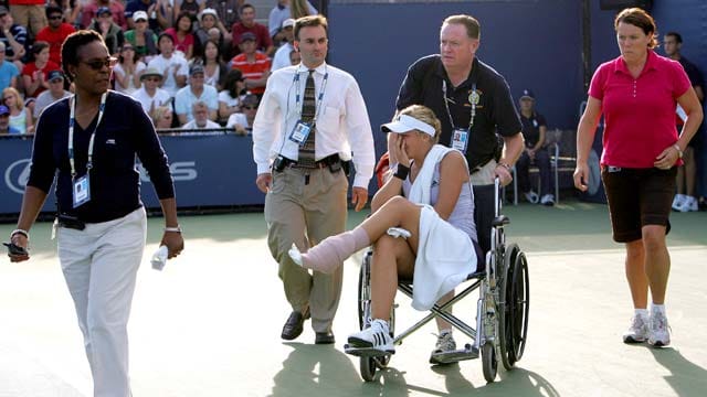 Schockmoment im Jahr 2009: Sabine Lisicki mit Verdacht auf Bänderriss im Rollstuhl bei den US Open.