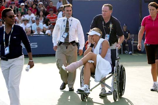 Schockmoment im Jahr 2009: Sabine Lisicki mit Verdacht auf Bänderriss im Rollstuhl bei den US Open.