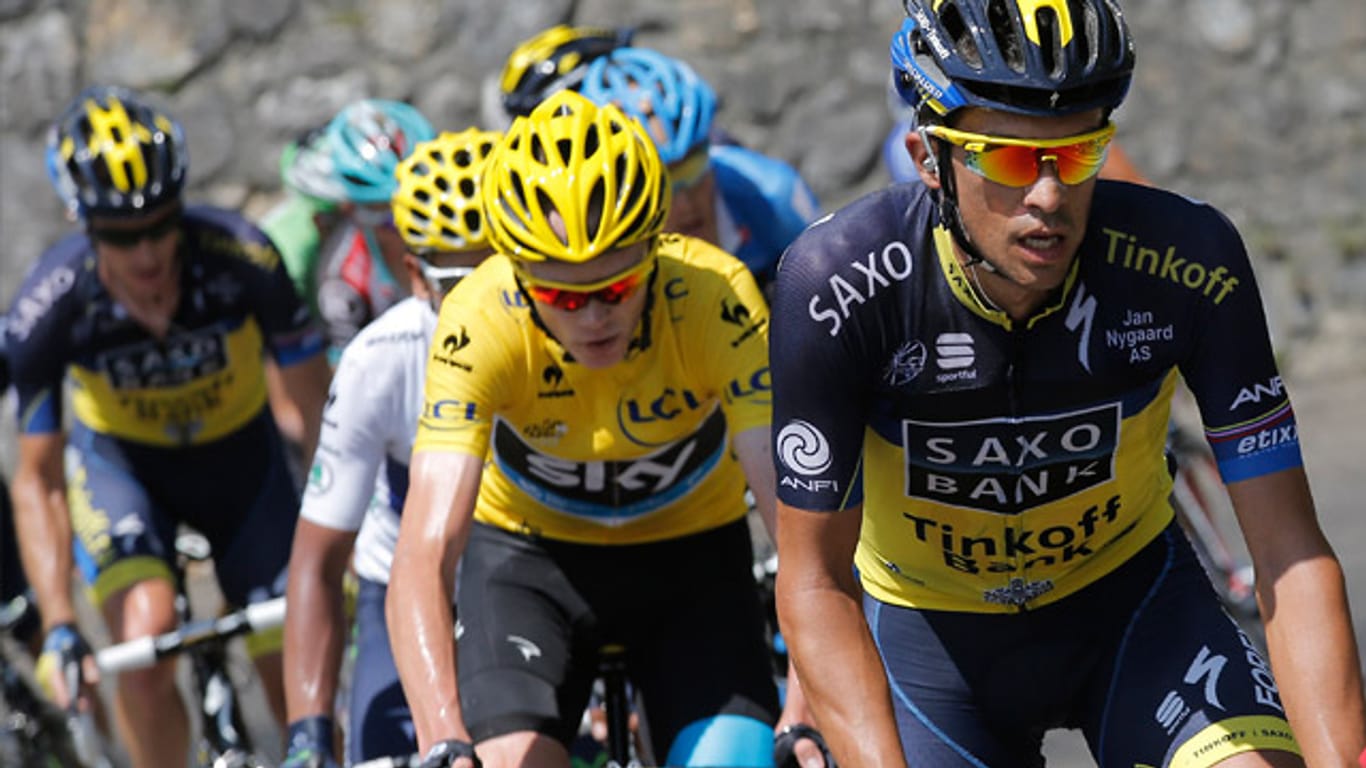 Chris Froome, der Mann in Gelb, bleibt am Hinterrad von Alberto Contador.