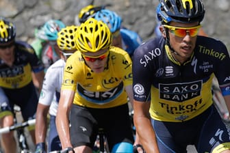 Chris Froome, der Mann in Gelb, bleibt am Hinterrad von Alberto Contador.