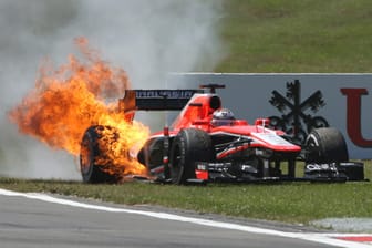 Das Auto von Marussia-Pilot Jules Bianchi ging beim Rennen auf dem Nürburgring in Flammen auf.