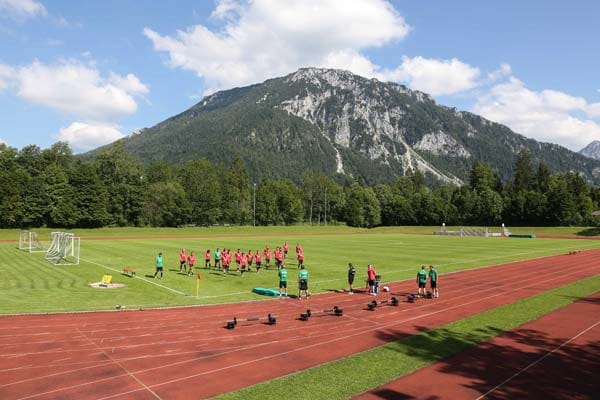In Ruhpolding trainierten die Spieler vom FC Augsburg. Hier zu sehen ist das Trainingsgelände des FCA, das Waldstadion des SV Ruhpolding. Hintendran liegt der Rauschberg, der Hausberg von Ruhpolding.