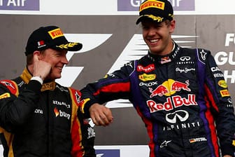 Sebastian Vettel (re.) und Kimi Räikkönen scherzen auf dem Treppchen in Bahrain.