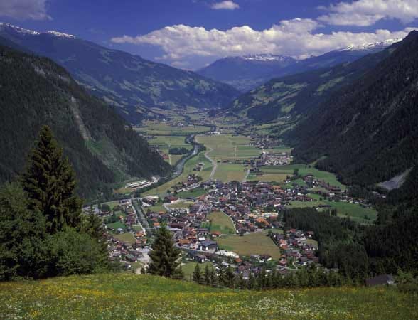 So herrlich ist der Blick vom Wiesenhof auf Mayrhofen im österreichischen Tirol. Hier gaben die Spieler vom Hamburger SV vom 6. bis 10. Juli ihr Bestes.