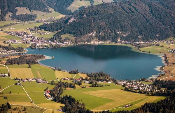 Die Gemeinde Walchsee liegt ebenfalls im Bundesland Tirol in Österreich. Hier startet am 13. Juli das Trainingslager des FC Augsburg, das am 19. Juli wieder endet.