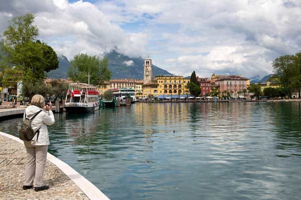 Riva del Garda ist der einzige Trainingslager-Ort in Italien. Wer das Trainingslager von Bayern München (4.7-12.7.) verpasst, kann entweder an der Uferpromenade entlang bummeln oder bei gutem Wetter ein Bad im See nehmen.