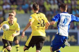 Dortmunds Marco Reus (li.) wird von einem Spieler des Regionalligisten 1. FC Magdeburg unter Druck gesetzt.