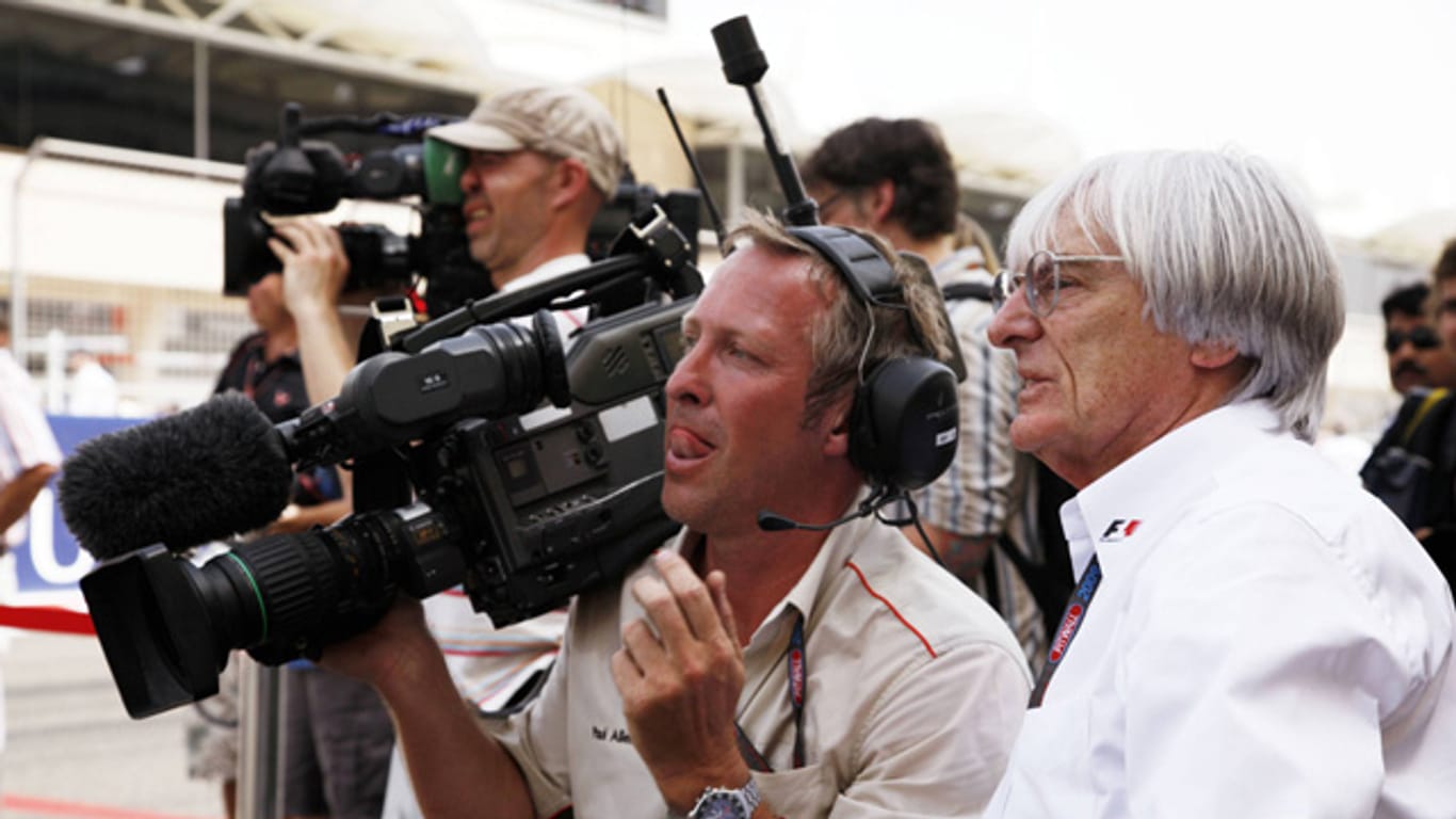 FOA-Kameramann Paul Allen (li.) im Jahr 2009 mit F1-Chef Bernie Ecclestone in der Boxengasse.