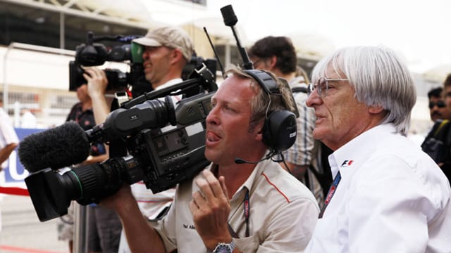 FOA-Kameramann Paul Allen (li.) im Jahr 2009 mit F1-Chef Bernie Ecclestone in der Boxengasse. FOA-Kameramann Paul Allen (li.) im Jahr 2009 mit F1-Chef Bernie Ecclestone in der Boxengasse.
