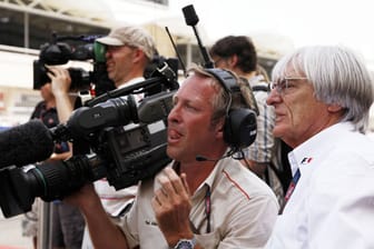 FOA-Kameramann Paul Allen (li.) im Jahr 2009 mit F1-Chef Bernie Ecclestone in der Boxengasse.
