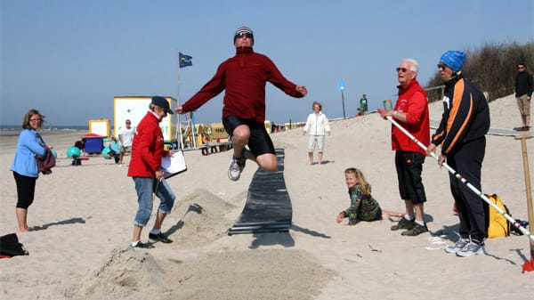 Trainieren für das Sportabzeichen: Am "Sportpalast" üben Urlauber Weitsprung.