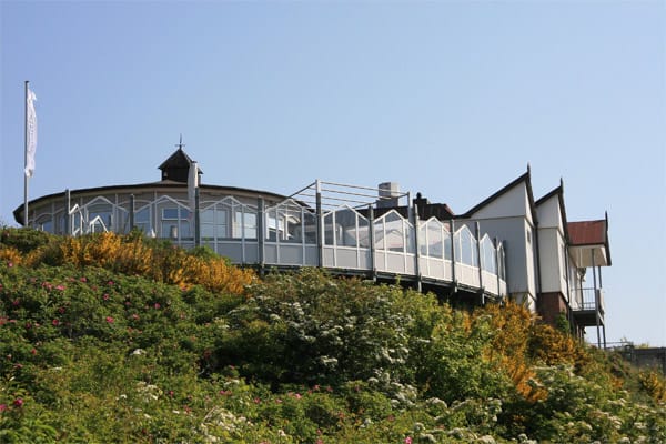 Verbreitet Seebadflair: die Strandhalle mit ihrem markanten Rundbau.