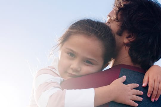 Alleinerziehend: Wenn sich die Eltern trennen, sollten im Interesse des Kinder sinnvolle Besuchsregelungen getroffen werden.