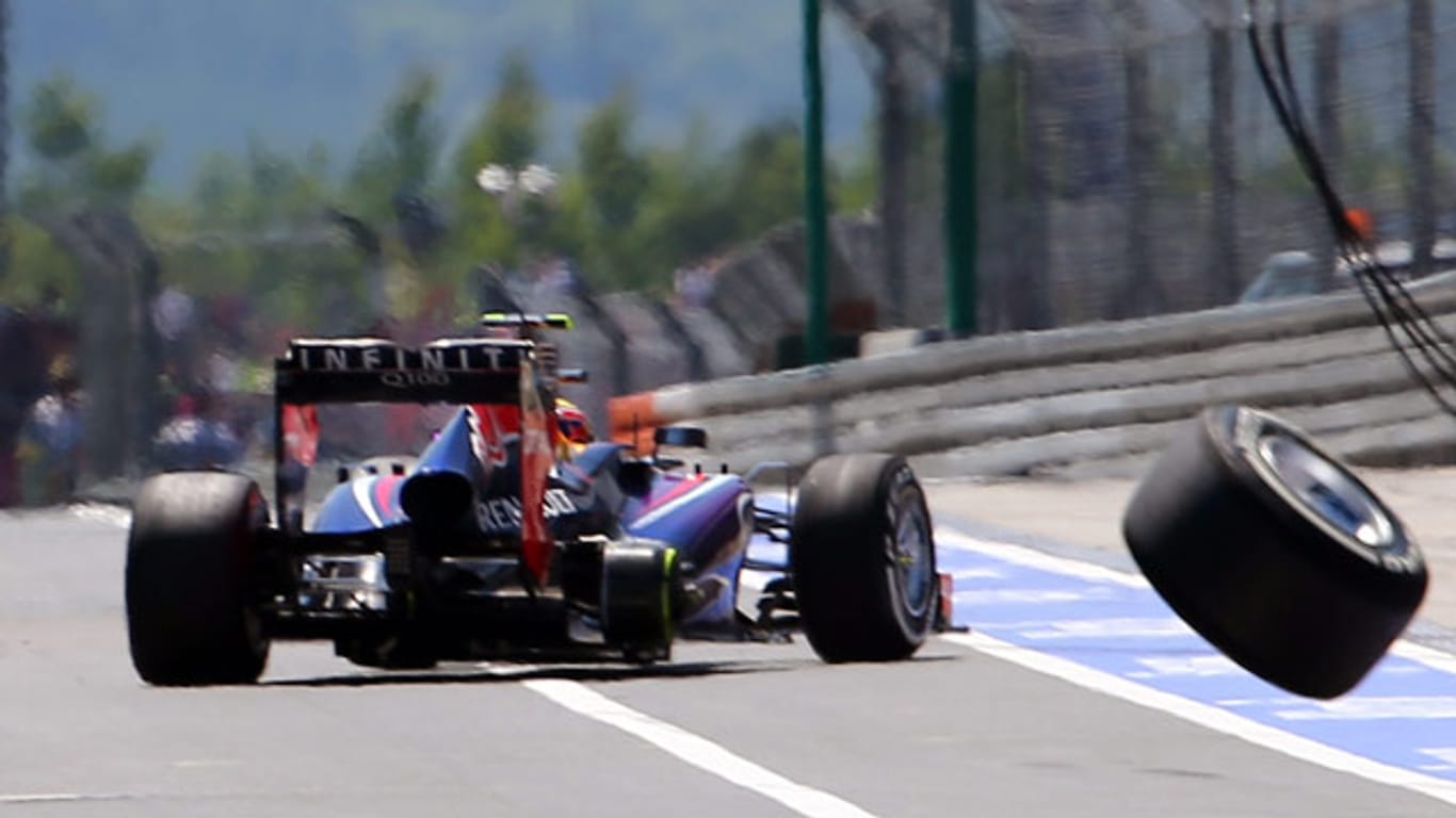 Mark Webber verliert nach dem Boxenstopp auf dem Nürburgring ein Rad.