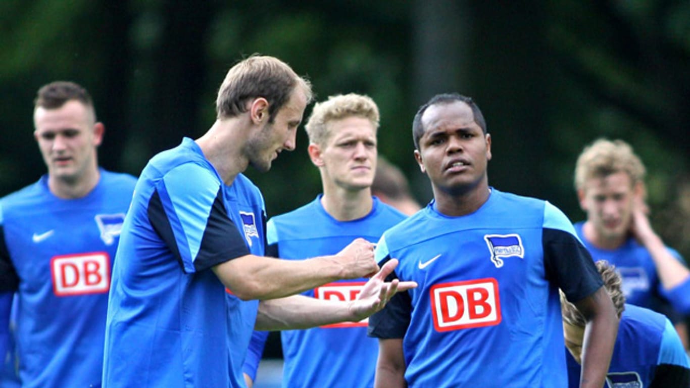Da war noch alles in Ordnung: Roman Hubnik (li.) im Gespräch mit Teamkollege Ronny beim Hertha-Training.