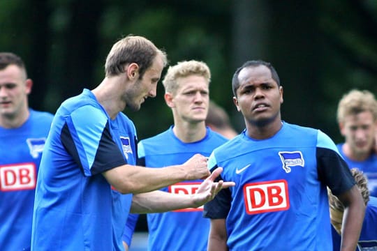 Da war noch alles in Ordnung: Roman Hubnik (li.) im Gespräch mit Teamkollege Ronny beim Hertha-Training.