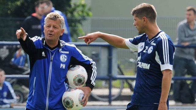 In seinem Element: Peter Herrmann (li.) gibt Klaas-Jan Huntelaar Anweisungen.