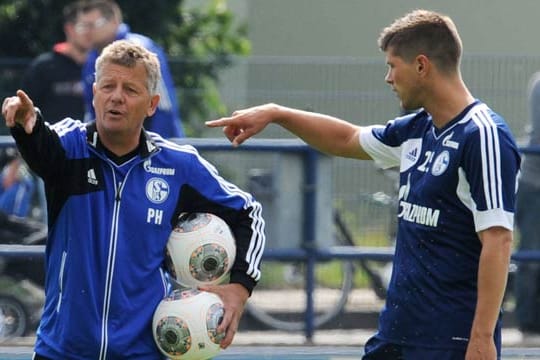 In seinem Element: Peter Herrmann (li.) gibt Klaas-Jan Huntelaar Anweisungen.