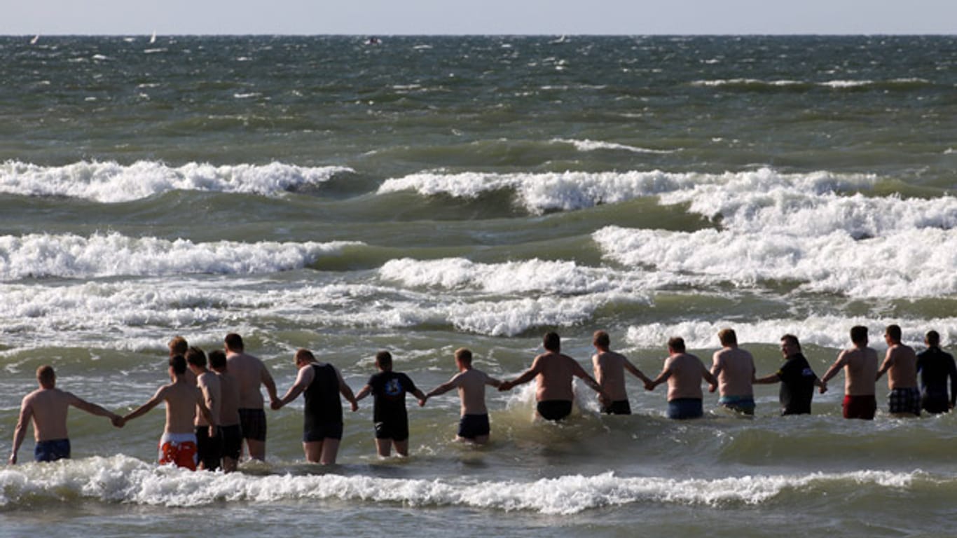 Mit einer Menschenkette in der Ostsee vor Warnemünde wird ein elfjähriger Junge gesucht.