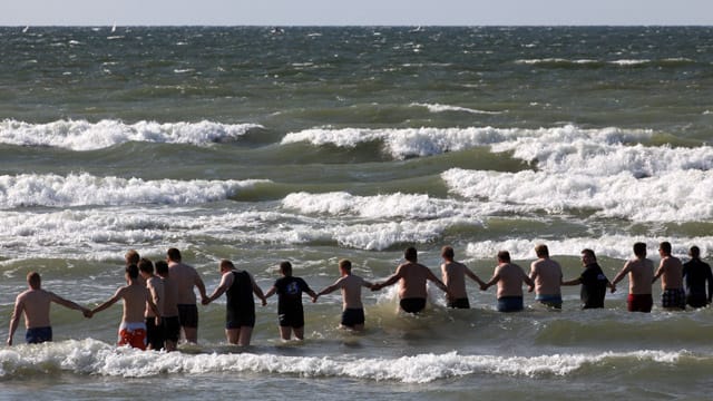 Mit einer Menschenkette in der Ostsee vor Warnemünde wird ein elfjähriger Junge gesucht. Mit einer Menschenkette in der Ostsee vor Warnemünde wird ein elfjähriger Junge gesucht.
