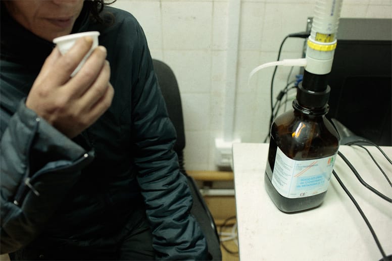 Das Methadon scheint ihr über den Kater am Morgen hinwegzuhelfen. Das Methadon scheint ihr über den Kater am Morgen hinwegzuhelfen.