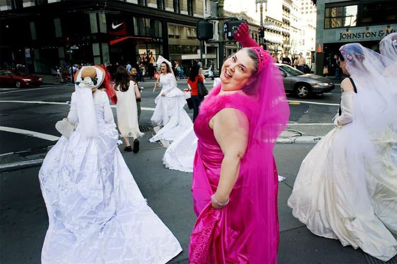 Die kesse Wann in ihrem pinkfarbenen Hochzeitskleid auf dem 9. Hochzeitsmarsch.