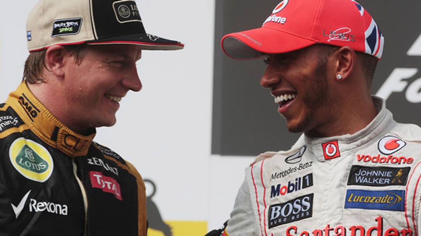 Lotus-Pilot Kimi Räikkönen (li.) im Gespräch mit Mercedes-Pilot Lewis Hamilton.