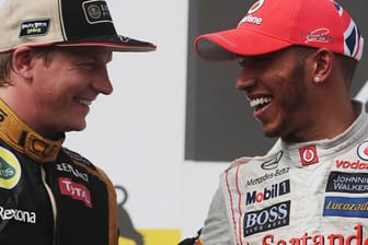 Lotus-Pilot Kimi Räikkönen (li.) im Gespräch mit Mercedes-Pilot Lewis Hamilton.