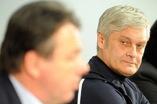 Trainer Armin Veh (re.) ist von Heribert Bruchhagens Aussagen nicht begeistert.