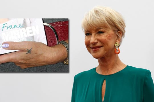 Mini-Tribal an der Daumen-Wurzel: Tätowieren lassen sollte man sich nur in nüchternem Zustand. Helen Mirren verstieß einst gegen diese Regel.