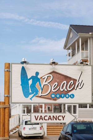 In seiner Bauweise erinnert das Beach-Motel an die Strandhäuser der US-Ostküste, inklusive Holzveranden und großzügiger Fensterfronten.