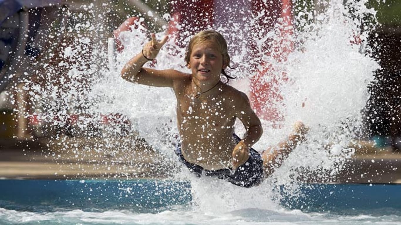 Wenn Kinder sich nicht an die Sicherheitsvorschriften halten, können Wasserrutschen gefährlich werden.