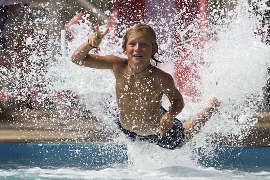 Wenn Kinder sich nicht an die Sicherheitsvorschriften halten, können Wasserrutschen gefährlich werden.